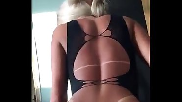 Loira gostosa rebolando no meu pau