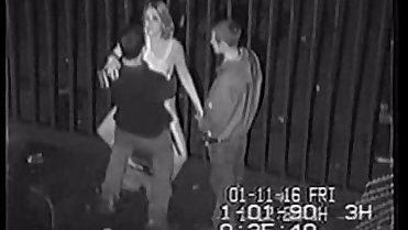 Camera flagra dois garotos comendo a coroa bebada