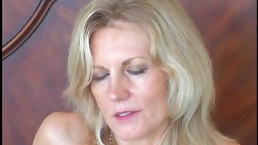 Elegancka blondynka lubi czarne kutasy