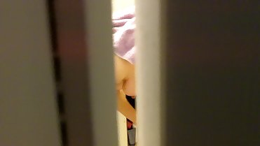 Unknowing Nude Mom Leaves Bathroom Door Cracked