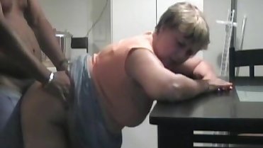 82 На кухне вертит членом перед лицом