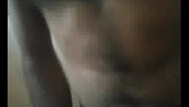 en el bano de la casa de un amigo se cogen a la puta esta